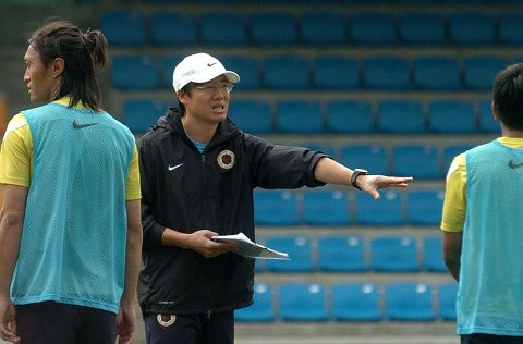 المدرب كيم بان جون مع لاعبي منتخب هونغ كونغ