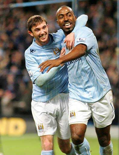 فرحة لاعبي مانشستر سيتي بهدف داريوس فاسيل