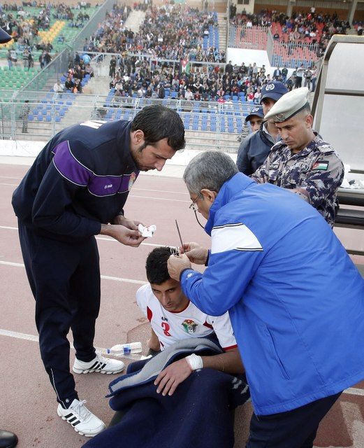 الجهاز الطبي يجري العملية لخطاب في أرض الملعب 