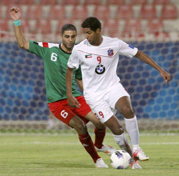 عصام جمعة بالزي الأبيض