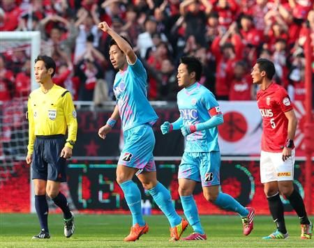 المدافع تومواكي ماكينو (اليمين) بعد خسارة فريقه لقاء اليوم