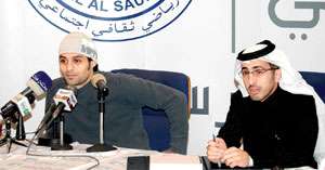 ياسر أثناء حديثه للإعلاميين في مؤتمره الصحفي