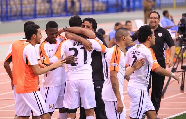 لاعبو الشباب  يحتفلون مع المعجل بالفوز على النصر