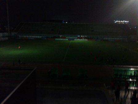 ظلام دامس شهده ملعب الحسن بعد انقطاع مفاجىء بالتيار الكهربائي