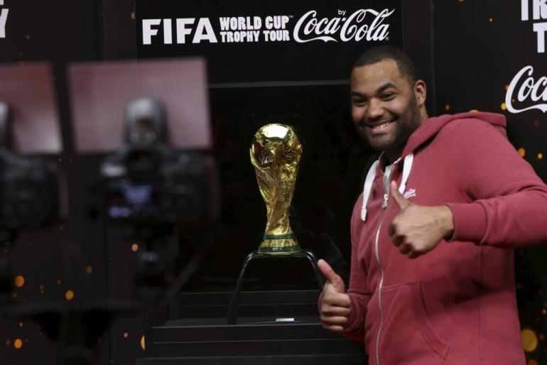 مشجع فرنسي في لقطة تذكارية أمام الكأس بباريس