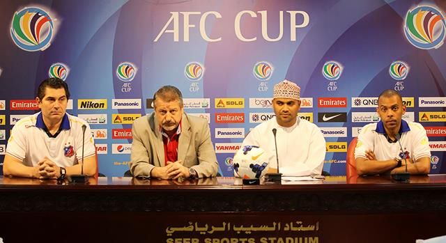 مارين يتوسط مساعده والعتيقي في المؤتمر الصحفي بمسقط اليوم