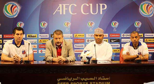 مارين يتوسط مساعده والعتيقي في المؤتمر الصحفي بمسقط اليوم