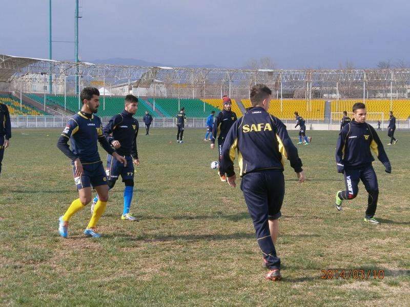 من تدريبات الصفاء اللبناني على ملعب الحديد والصلب في دوشنبيه