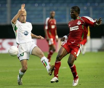 الغاني لاريا كينجستون   صاحب القميص الاحمر