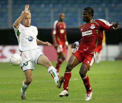 الغاني لاريا كينجستون صاحب القميص الاحمر