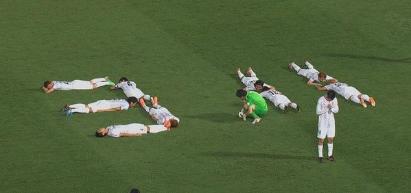 لاعبو فريق هيروشيما اليابان بعد تسجيلهم هدف التقدم وأحيائهم ذكرى الزلزال