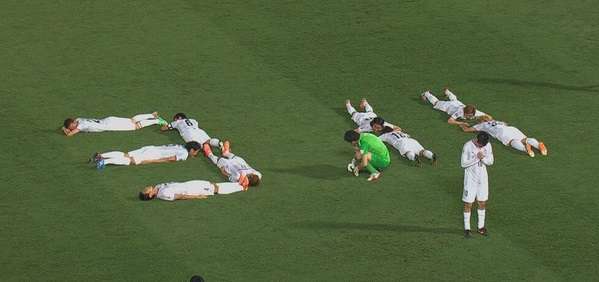 لاعبو فريق هيروشيما اليابان بعد تسجيلهم هدف التقدم وأحيائهم ذكرى الزلزال