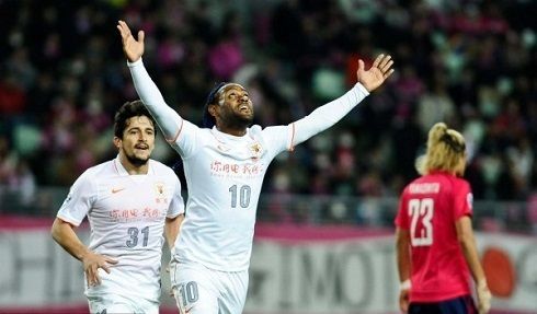 البرازيلي فاجنر لوف بعد تسجيله الهدف الثاني 