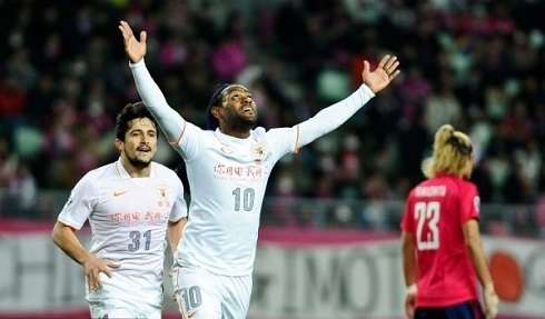 البرازيلي فاجنر لوف بعد تسجيله الهدف الثاني