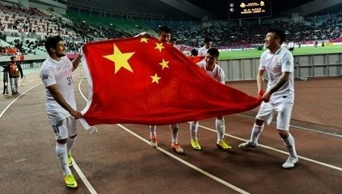 لاعبو فريق شاندونج يرفعون علم الصين بعد فوزهم على سيريزو اوساكا الياباني