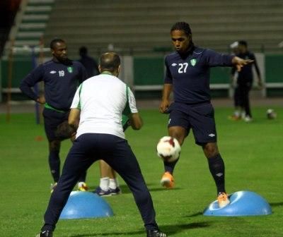 تدريبات بدنية بالكرة خلال المران