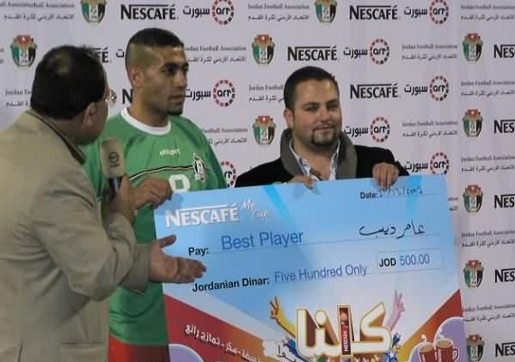 عامر ذيب تسلم جائزة افضل لاعب في اللقاء وبعدسة كووورة