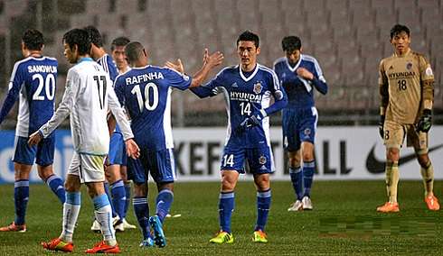 لاعبو فريق اولسان الكوري بعد فوزهم على كاواساكي الياباني