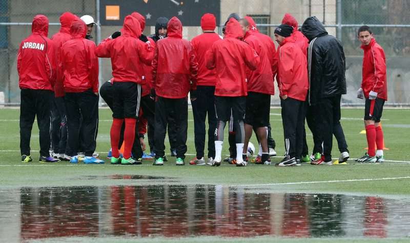 الوحدات يتدرب في "بركة مياه" وليس ملعب لكرة القدم  