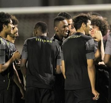 لاعبو الاتحاد قبل انطلاق تدريب اليوم