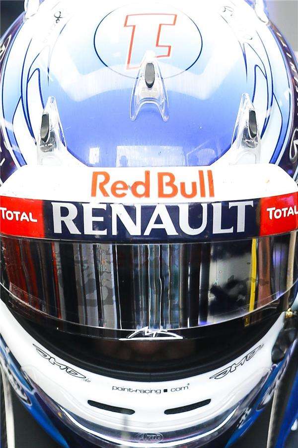 خوذة فيتيل منقوش عليها الحرفين الأولين لمايكل شوماخر