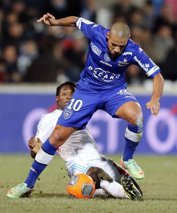 وهبي الخزري (يمين)