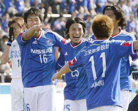 لاعب الوسط جونغو فوجيموتو (رقم 25) يحتفل بعد تسجيله الهدف الثالث لفريق يوكوهاما