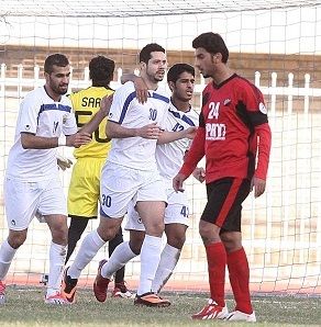 فينيسيوس يحتفل مع لاعبي الجهراء بالفوز والحفاظ على المركز الثالث