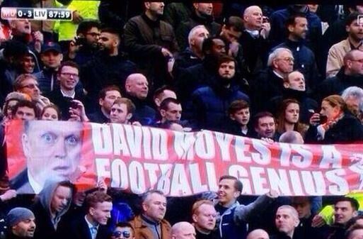 جماهير ليفربول تحمل لافتة ديفيد مويس عبقري كرة القدم في اولدترافورد خلال فوزها بالثلاثية