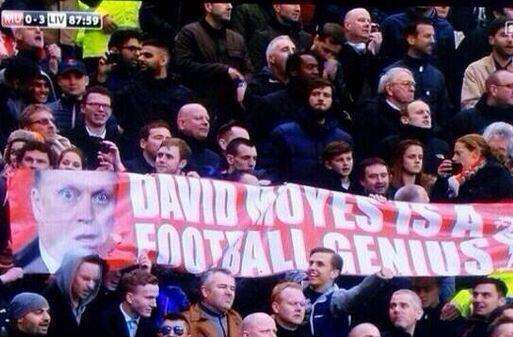 جماهير ليفربول تحمل لافتة ديفيد مويس عبقري كرة القدم في اولدترافورد خلال فوزها بالثلاثية