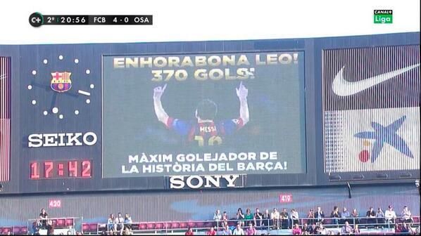 شاشة ملعب الكامب نو تعرض صورة ميسي ورقمه القياسي كهداف برشلونه التاريخي 