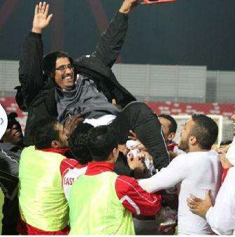 لاعبو الشرقي يرفعون المدرب عيسى السعدون ابتهاجا بالعودة الى الاضواء