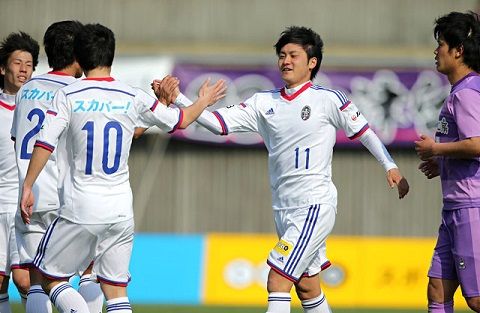 المهاجم تومويا كوياماتسو عند تسجيله الثالث بمباراة اليوم