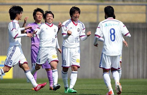 المهاجم يو كيمورا (رقم 13) عند تسجيله الهدف الأول