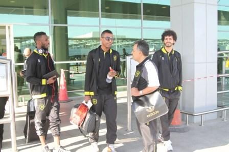 لاعبو الاتحاد لدى وصولهم اليوم إلى الدوحة