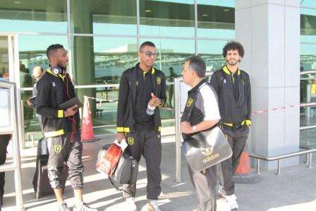 لاعبو الاتحاد لدى وصولهم اليوم إلى الدوحة