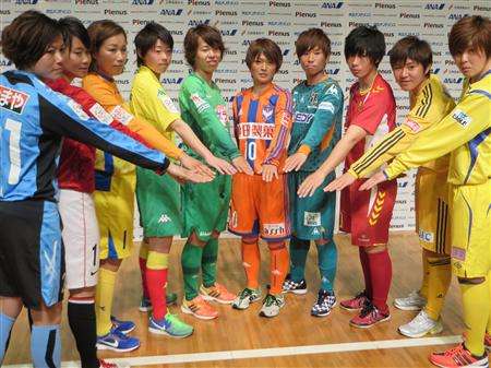 لاعبات الأندية اليابانية العشرة في المؤتمر الصحفي لإعلان انطلاق الموسم الجديد من دوري السيدات