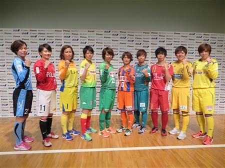 لاعبات الأندية العشرة في ختام مؤتمر إعلان انطلاق الموسم الجديد من دوري السيدات