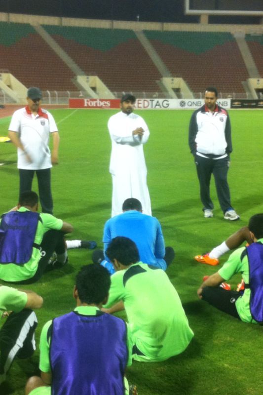 المطيري وكاسب خلال إجتماعهم باللاعبين