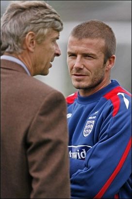 دافيد بيكهام (يمين) و آرسين وينجر (يسار)