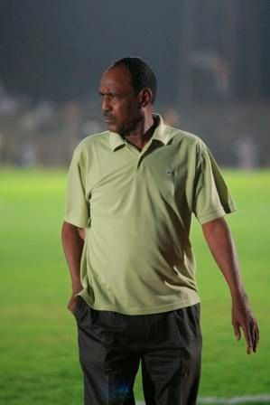 مدرب الأهلي شندي الفاتح يظهر في مباراة فريقه رغم إعلان قرار إيقافه من الإتحاد السوداني