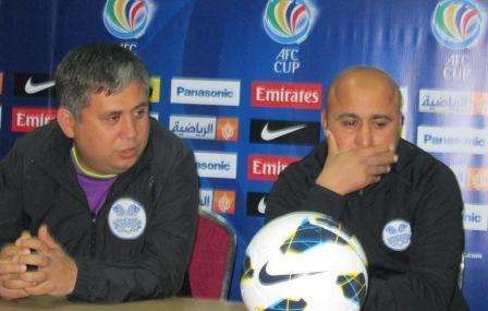 مدرب رافشان أحمدوف "يمين"