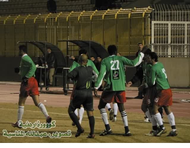 فرحة لاعبوا الوحدات بهدف شلباية 