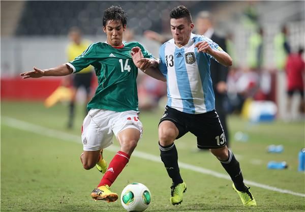 أجويري بقميص منتخب المكسيك يسارا