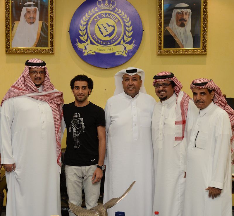 رئيس النصر ونائبه والقرون والراهب بعد توقيع العقد