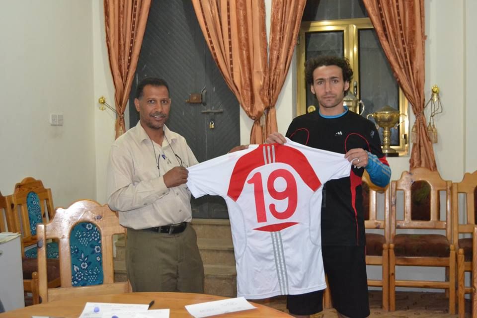 المغربي ياسين الطالبي مع امين عام نادي الشعب خالد المقطري