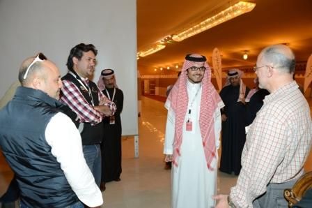 سلطان الفيصل خلال زيارته المركز الاعلامي