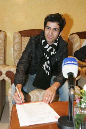 عادل حمود اثناء توقيع العقد 