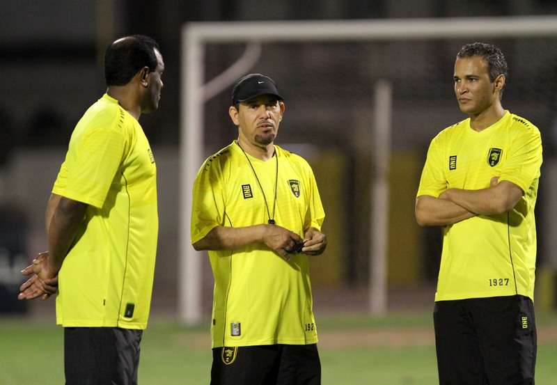 القروني مع مساعديه خلال المران