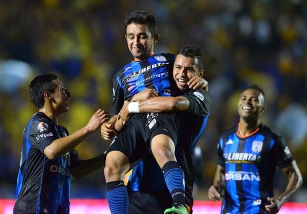 لاعبو كيريتارو يحتفلون بتسجيل هدف في مرمى تيجريس